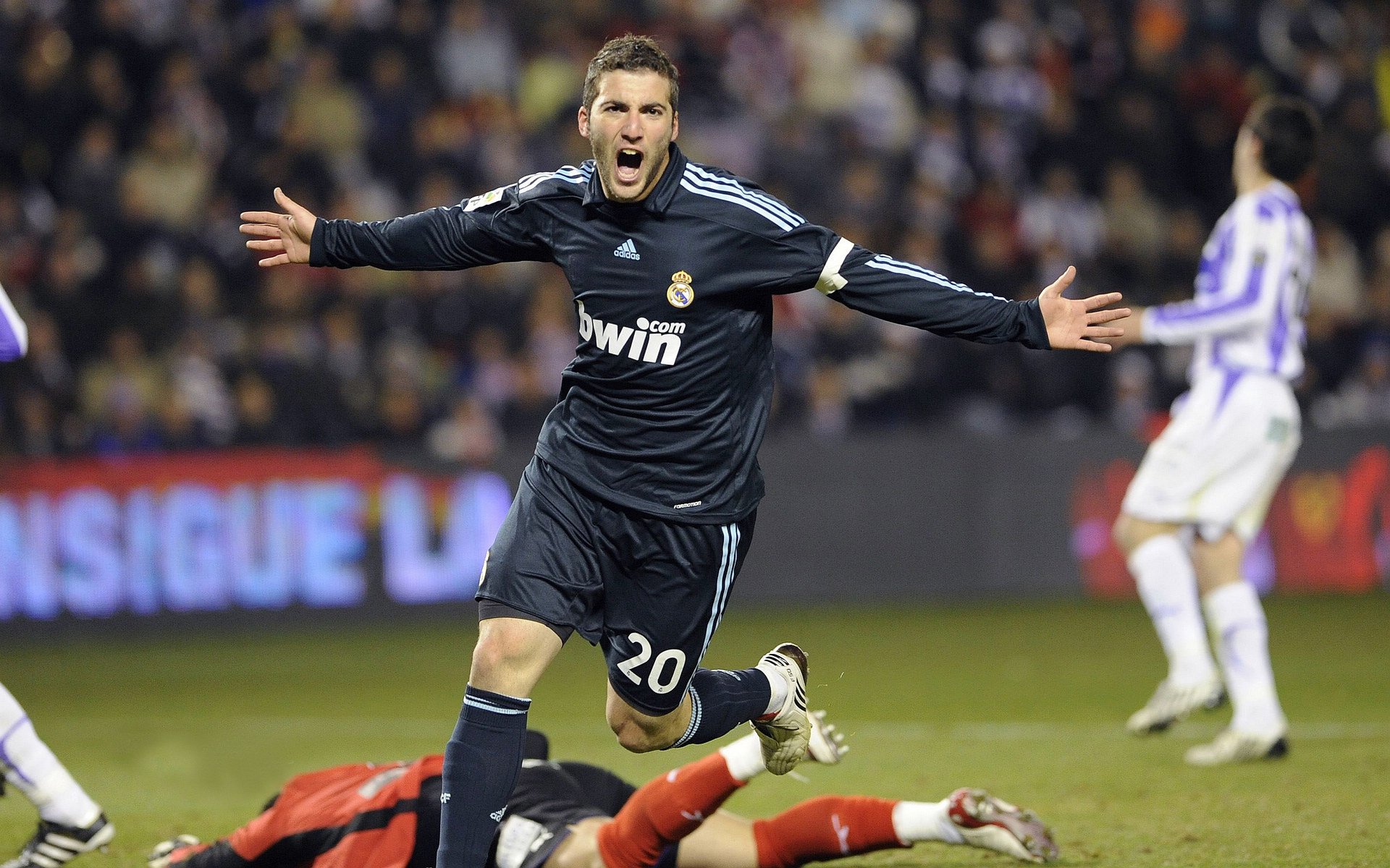 “尼古拉斯·桑特基:阿根廷美洲狮队的传球专家,未来仍需继续提升”